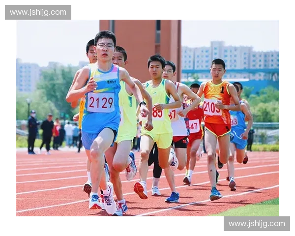 青春助力赛场 体育志愿者用热情点亮每一次拼搏